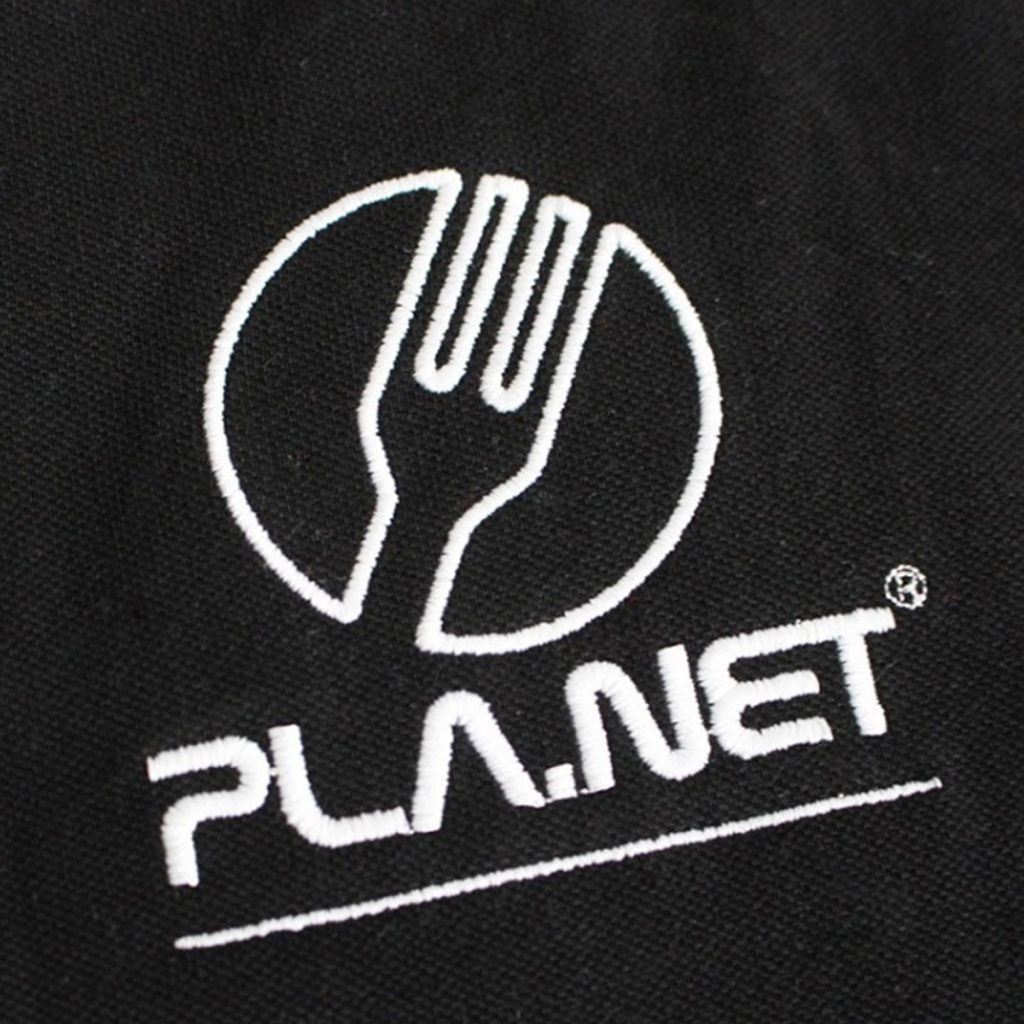 Logo blanc brodé sur vêtement noir